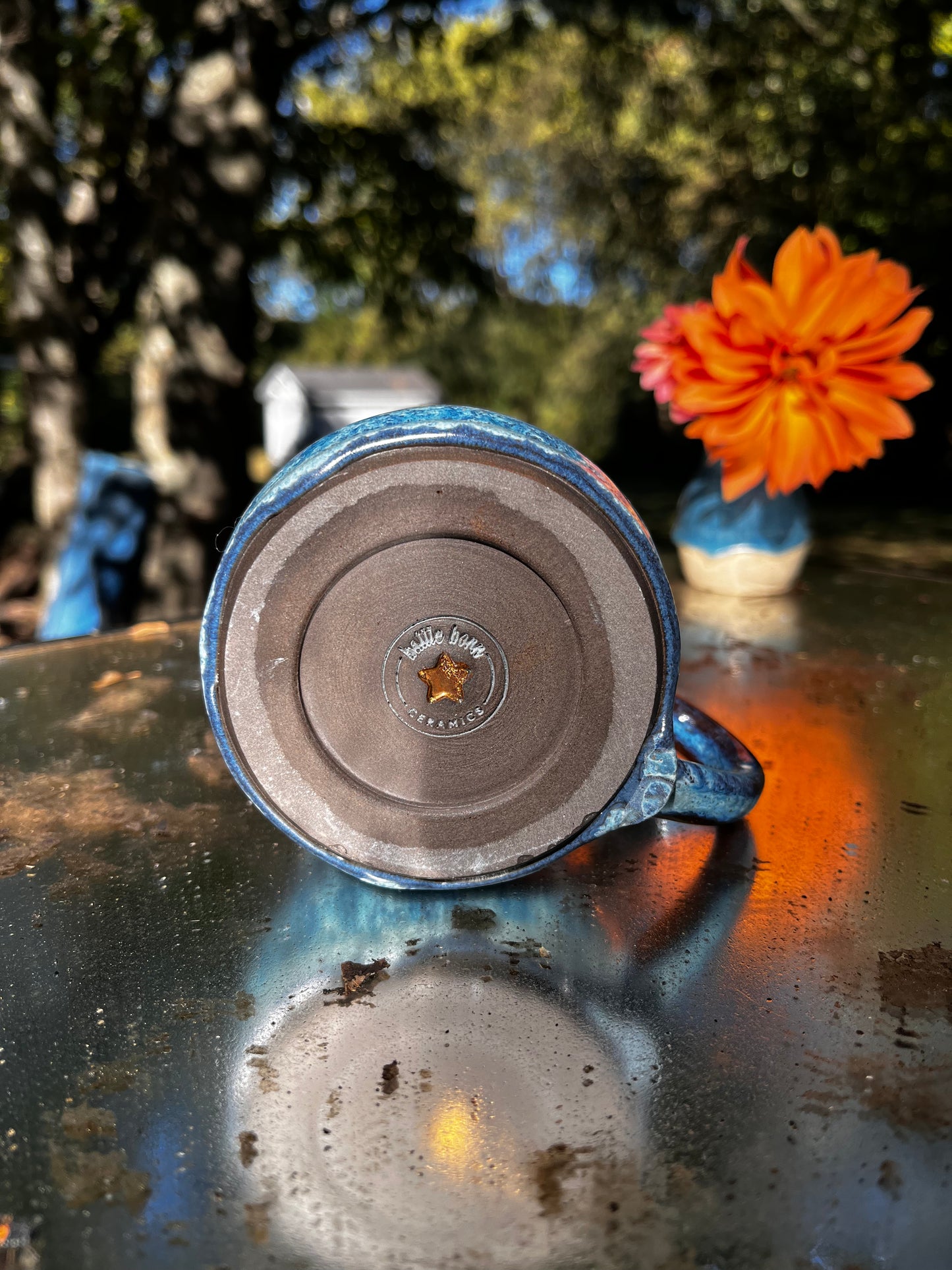 Stoneware coffee mug with gold