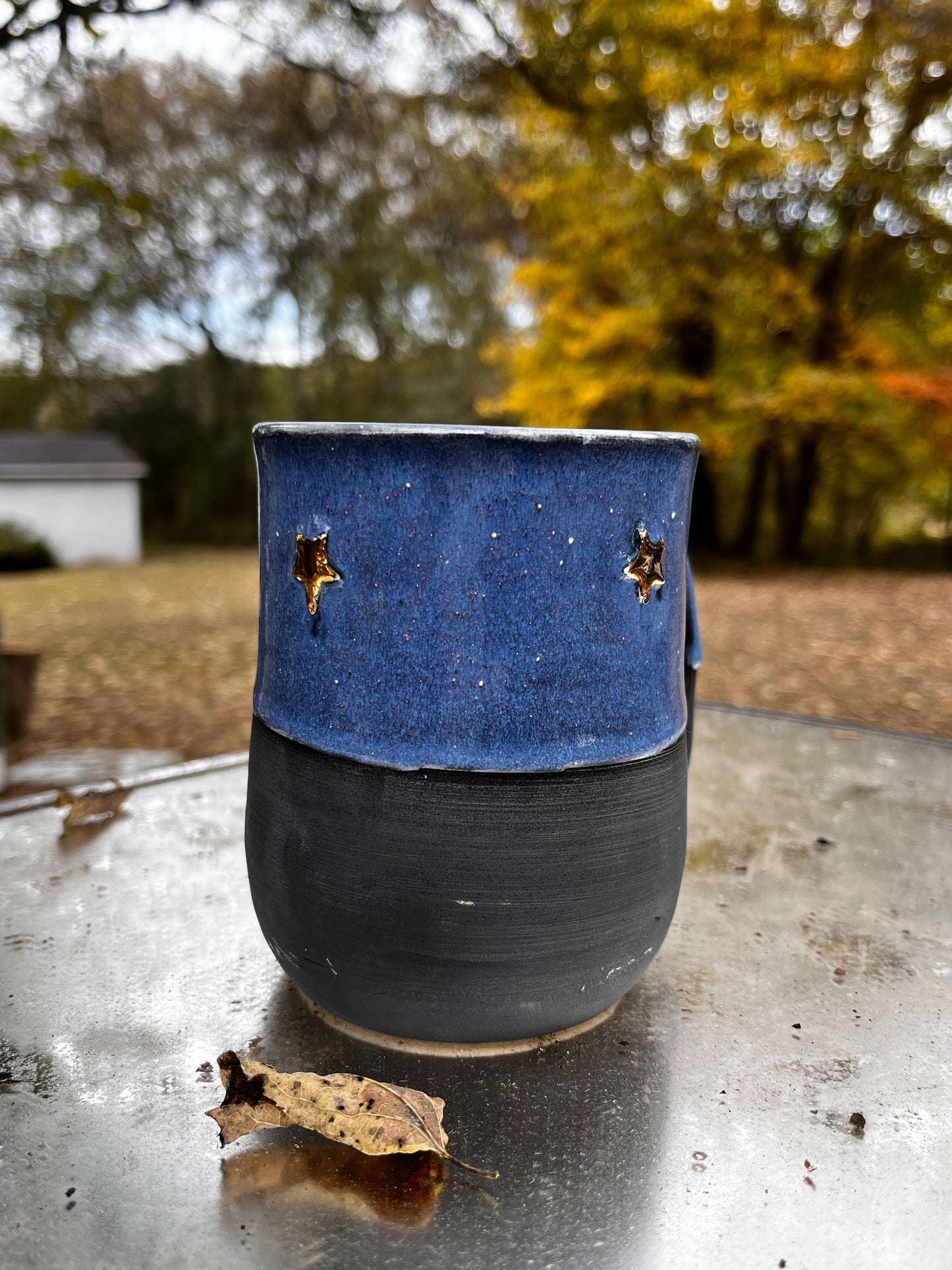 Stoneware coffee mug with gold