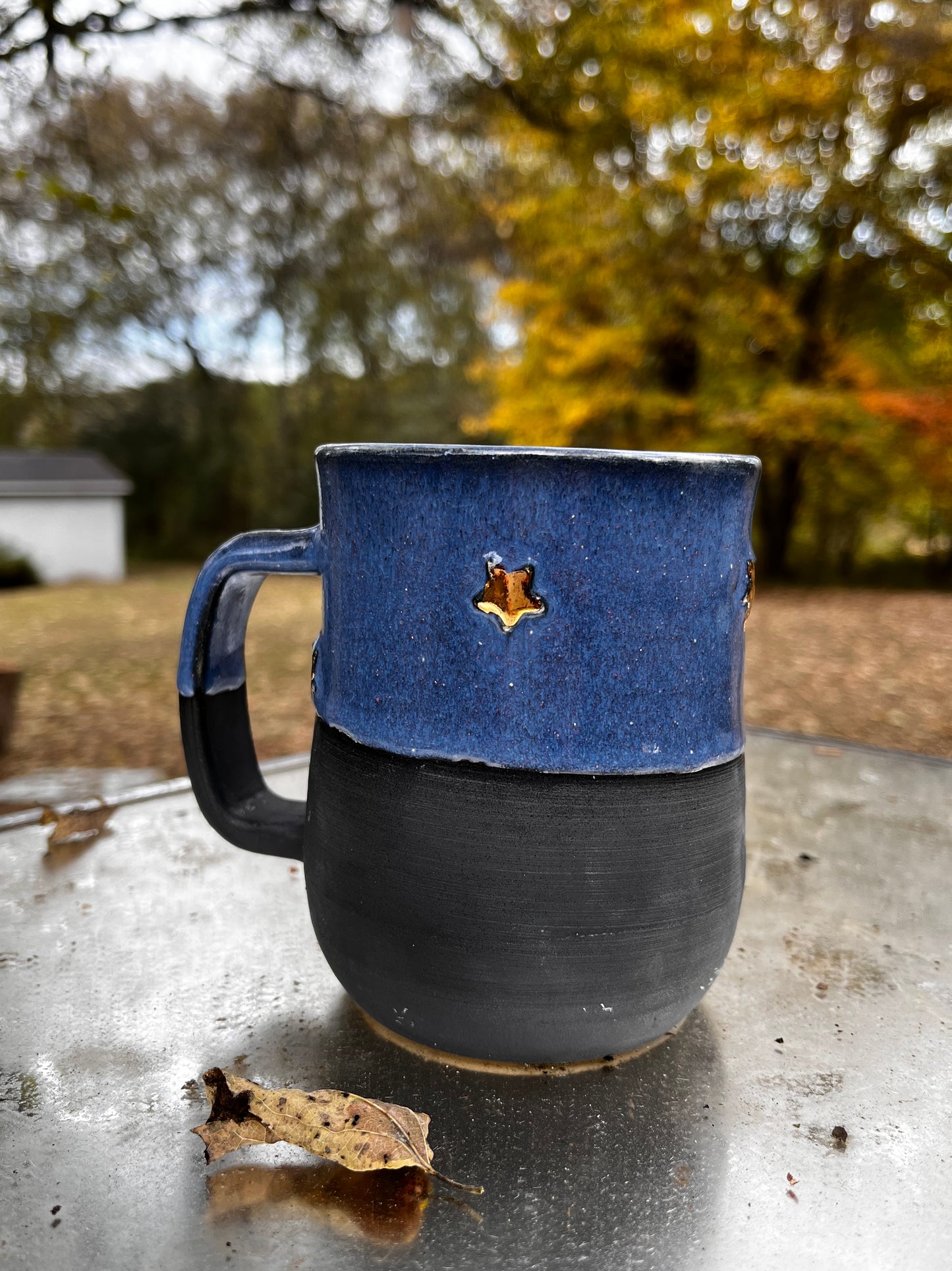 Stoneware coffee mug with gold