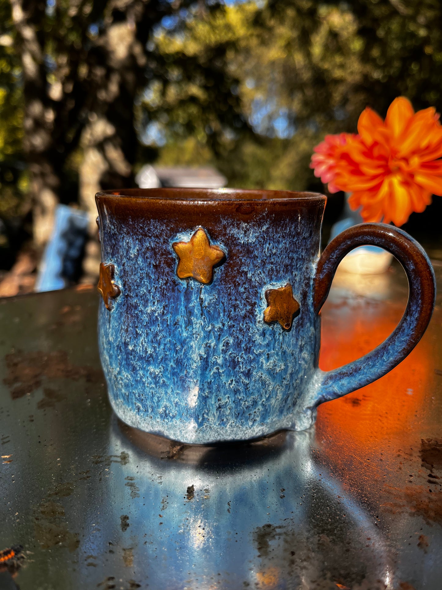 Stoneware coffee mug with gold