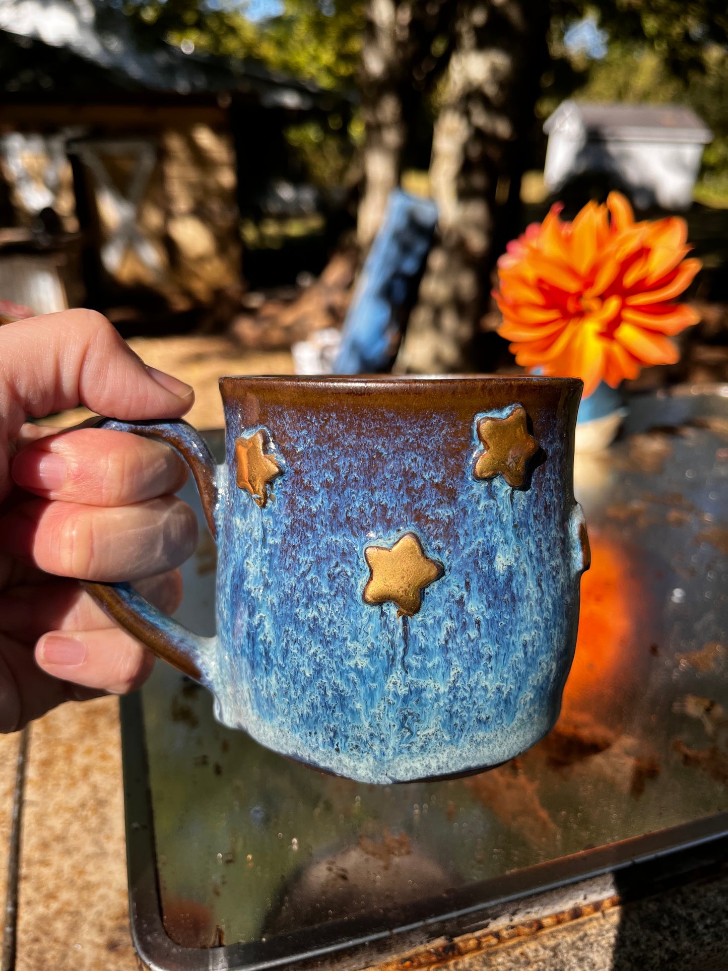 Stoneware coffee mug with gold