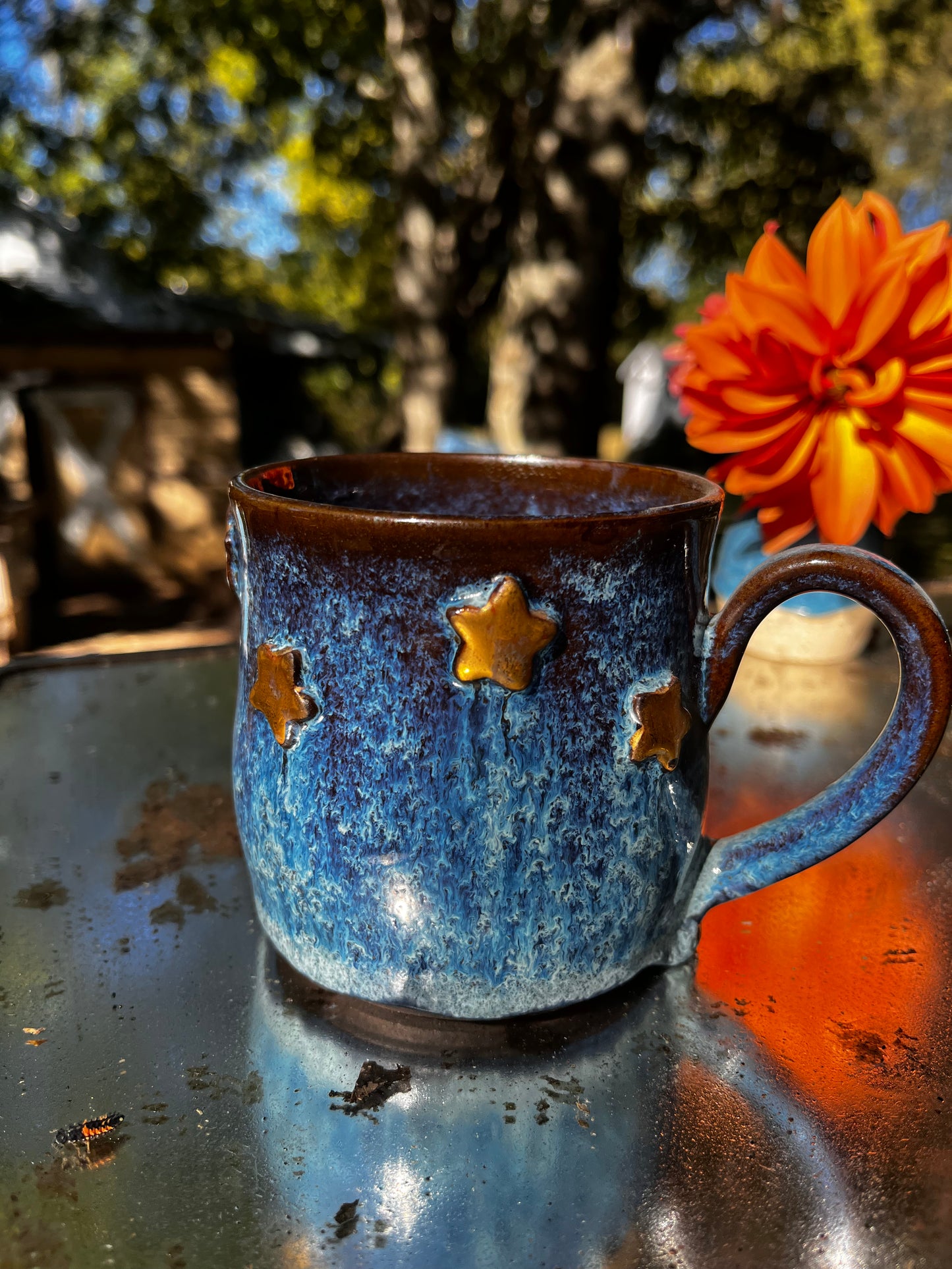 Stoneware coffee mug with gold