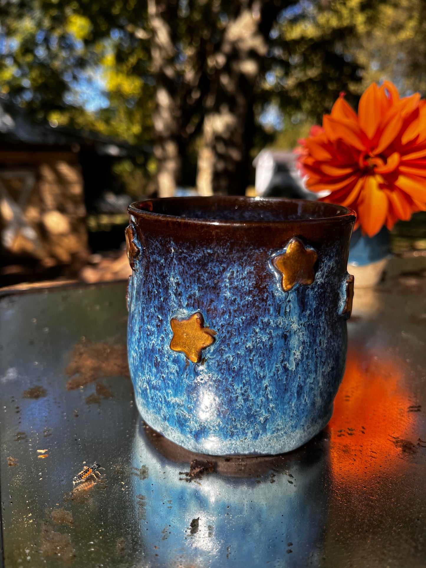 Stoneware coffee mug with gold