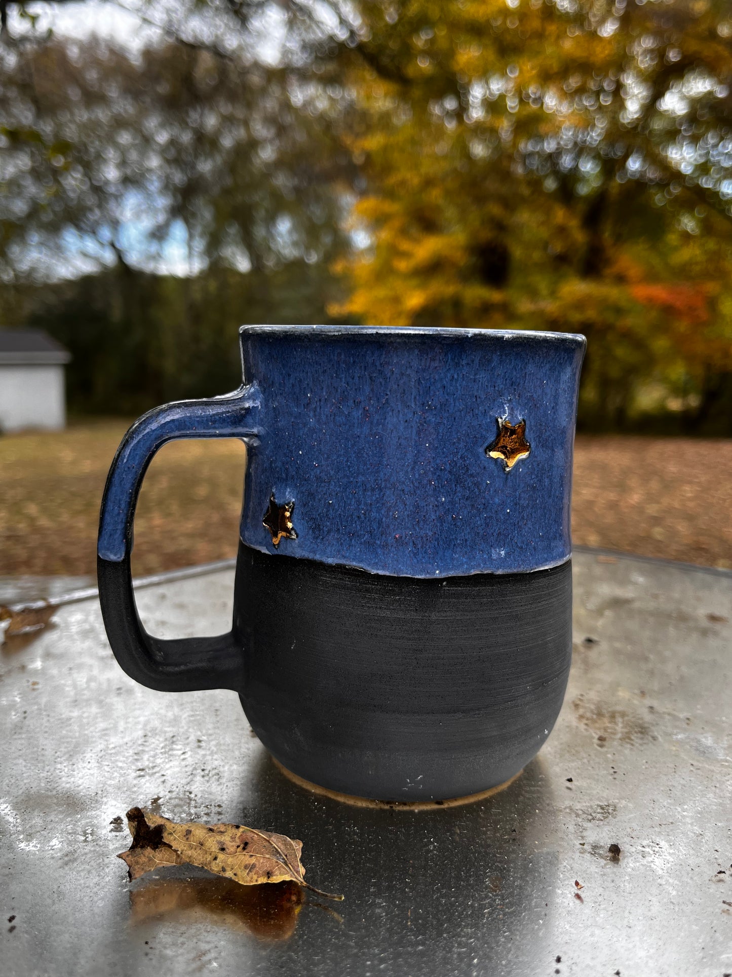 Stoneware coffee mug with gold