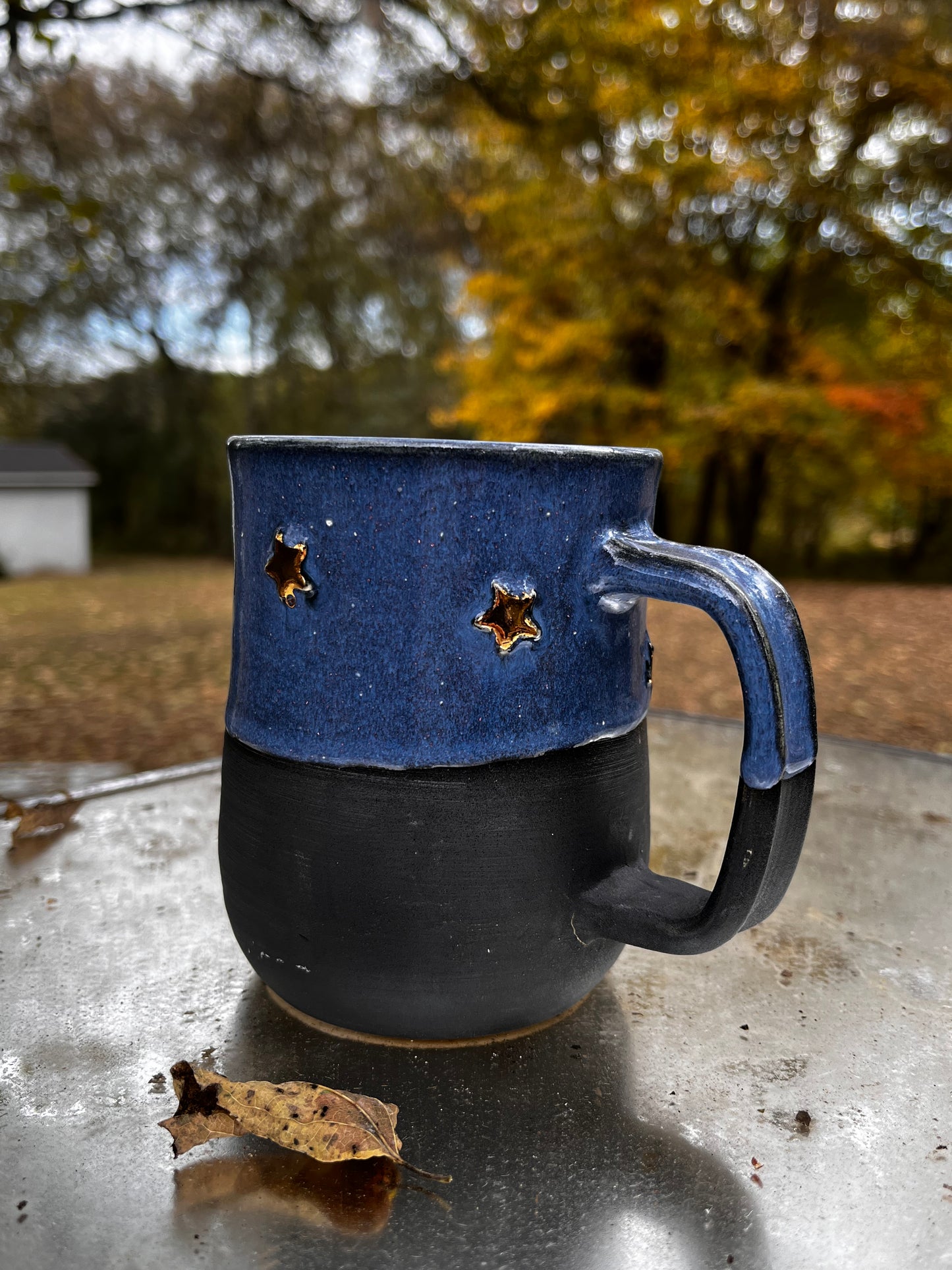 Stoneware coffee mug with gold