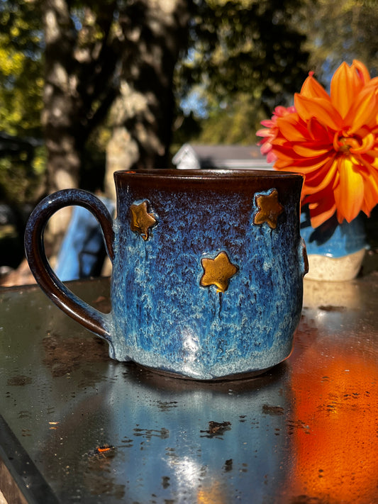 Stoneware coffee mug with gold