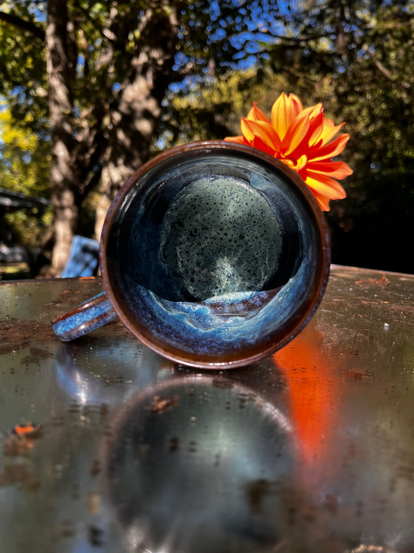 Stoneware coffee mug with gold